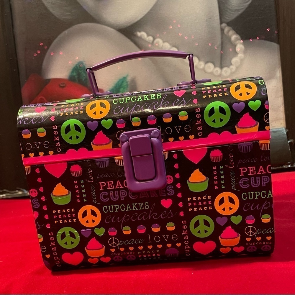 ⭐️PREVIOUSLY OWNED LOOKS NEW PEACE SIGN LITTLE LUNCH BOX PURPLE W. MANY …